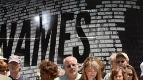 Coni Sanders lee los nombres de los caídos por arma de fuego, en una ceremonia en Cherry Creek Park, en Aurora, Colorado.