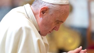 El papa Francisco orando ayer en Roma.