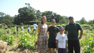 Annie Novak y  Daniel Alvarez, junto a algunos de los estudiantes a los que enseñan a amar la agricultura.