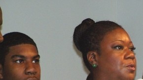 Sybrina Fulton,  con el reverendo Al Sharpton (der.), en la Red de Acción Nacional.