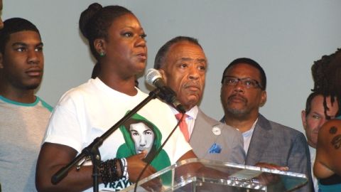 Sybrina Fulton,  con el reverendo Al Sharpton (der.), en la Red de Acción Nacional.