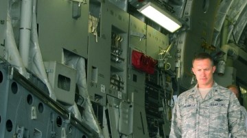 El secretario de Defensa  Chuck Hagel,  rodeado de personal de las Fuerzas Aéreas, en una base militar cerca de  Charleston, S.C.