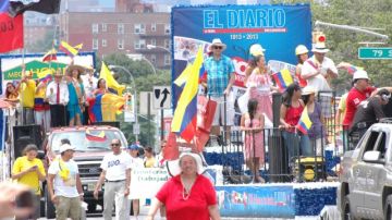 La carroza de EL DIARIO LA PRENSA conmemorando sus 100 años de trayectoria se hizo presente ayer en la celebración de Colombia en Queens por el día de su independencia, que atrajo a miles de espectadores.