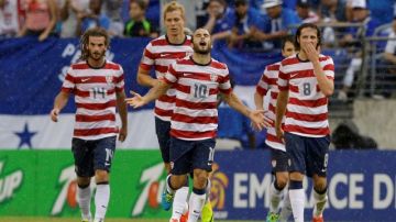 Landon Donovan (centro) celebra el cuarto gol de Estados Unidos en su paliza 5-1 sobre El Salvador.