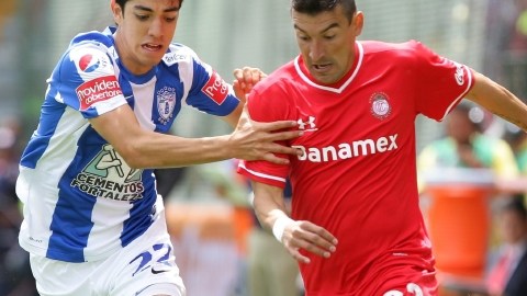 Gilber Pizarro (i), del Pachuca, disputa un balón con Edgar Benítez (d) de Toluca.