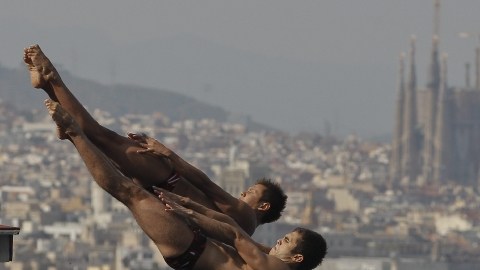 Los saltadores de Mexico, Germán Sánchez e Iván García ejecutan un clavado durante la final de plataforma de 10 metros.