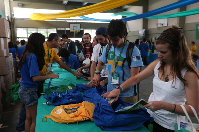 Peregrinos de varias partes del mundo llegan a la escuela de Santo Inácio en el Río de Janeiro para participar en la XXVIII Jornada Mundial de la Juventud (JMJ).