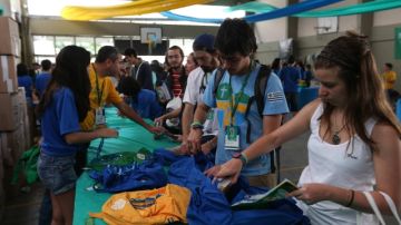Peregrinos de varias partes del mundo llegan a la escuela de Santo Inácio en el Río de Janeiro para participar en la XXVIII Jornada Mundial de la Juventud (JMJ).