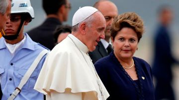 El Papa Francisco arribó esta tarde a Río de Janeiro y fue recibido por la presidenta de Brasil Dilma Rousseff.