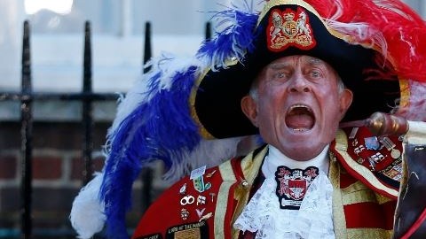 Tony Appleton, un pregonero, anuncia el nacimiento del bebé real que es un varón de 3.8 kilos de peso.