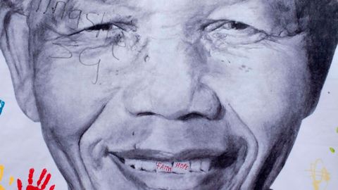 Los sudafricanos han expresado su cariño hacia Mandela en diversas formas, como murales en las calles.