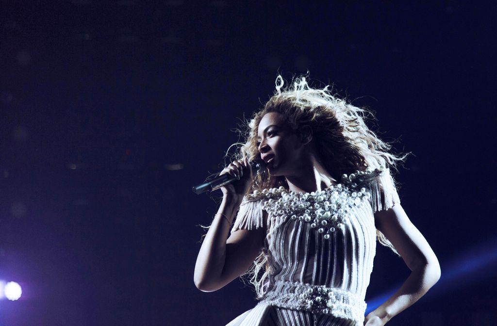 Beyoncé por pierde su abultada melena mientras interpretaba "Halo".