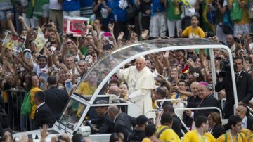 El papa Francisco saluda a   seguidores desde el papamóvil  a su llegada a Brasil ayer lunes para presidir la Jornada Mundial de la Juventud.