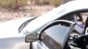 Agentes de la Patrulla Fronteriza de Arizona  durante el arresto de un hombre centroamericano en la frontera de Arizona.