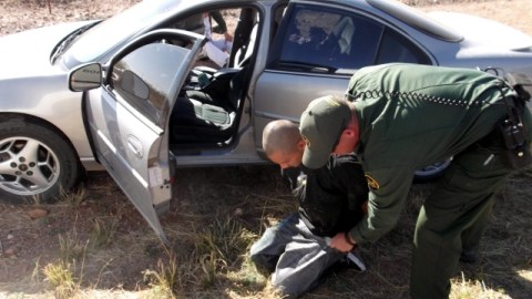 Agentes de la Patrulla Fronteriza de Arizona durante el arresto de un hombre centroamericano en la frontera de Arizona.