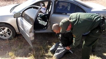 Agentes de la Patrulla Fronteriza de Arizona  durante el arresto de un hombre centroamericano en la frontera de Arizona.