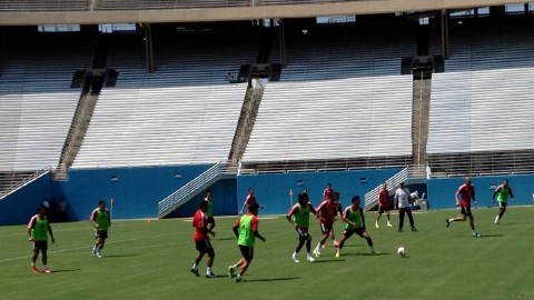 Seleccionados mexicanos durante su práctica de ayer en el Cotton Bowl de Dallas.