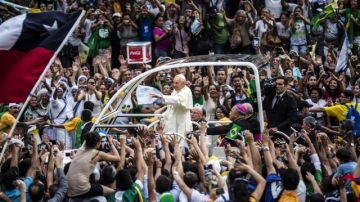 El Papa Francisco saluda a cientos de peregrinos desde el papamóvil  por una vía de Río de Janeiro (Brasil).
