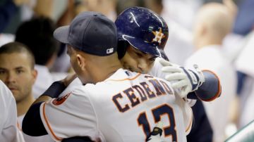 Carlos Peña (d) y Ronny Cedeño (13) fueron dados de baja por los Astros.