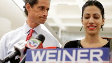 Anthony Weiner y Huma Abedin durante el encuentro con los medios.