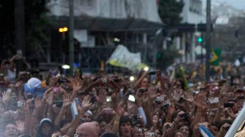 El Papa Francisco impartió bendiciones y besó a niños a lo largo de su paseo de cerca de media hora el lunes por el centro de Río de Janeiro.