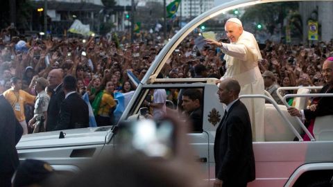 El Papa Francisco impartió bendiciones y besó a niños a lo largo de su paseo de cerca de media hora el lunes por el centro de Río de Janeiro.