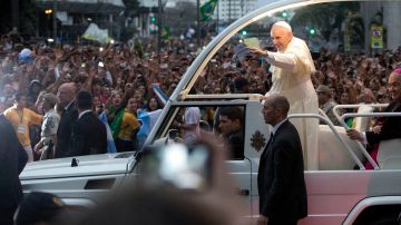El Papa Francisco impartió bendiciones y besó a niños a lo largo de su paseo de cerca de media hora el lunes por el centro de Río de Janeiro.
