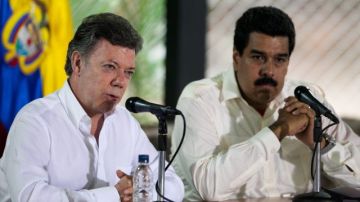 El presidente, Nicolás Maduro, a la derecha, junto a su homólogo Juan Manuel Santos en Puerto Ayacucho, Venezuela.