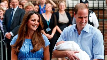 Kate y William muestran al “bebé real”  en las afueras del hospital Saint Mary's en Londres.