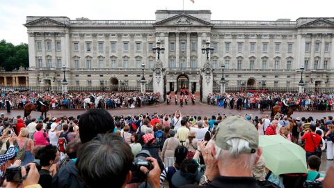 Cientos de personas siguen llegando a las afueras del palacio de Buckingham para celebrar el nacimiento del "bebé real".
