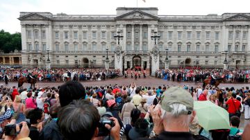 Cientos de personas siguen llegando a las afueras del palacio de Buckingham para celebrar el nacimiento del "bebé real".