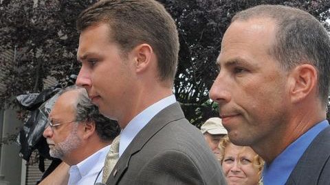 El sargento Sean Murphy (derecha) y su hijo Connor Patrick Murphy arriban a la sede de la Policía estatal de Massachusetts.