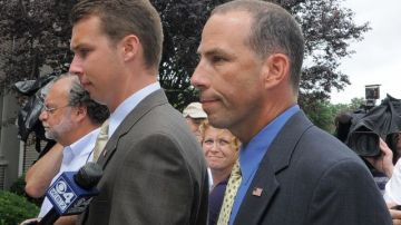 El sargento Sean Murphy (derecha) y su hijo Connor Patrick Murphy arriban a la sede de la Policía estatal de Massachusetts.