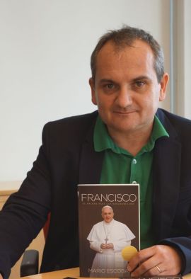 El escritor español Mario Escobar con su libro “Francisco, El Primer Papa Latinoamericano”.