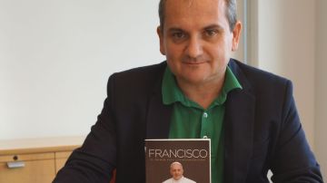 El escritor español Mario Escobar con su libro “Francisco, El Primer Papa Latinoamericano”.