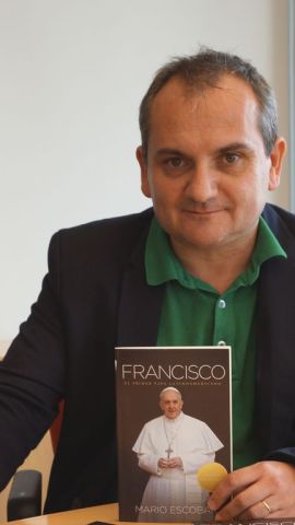 El escritor español Mario Escobar con su libro “Francisco, El Primer Papa Latinoamericano”.