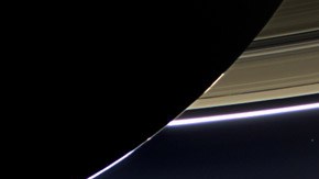 Ese punto azul y brillante, en la parte inferior derecha de la imagen, es la Tierra.