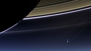 Ese punto azul y brillante, en la parte inferior derecha de la imagen, es la Tierra.