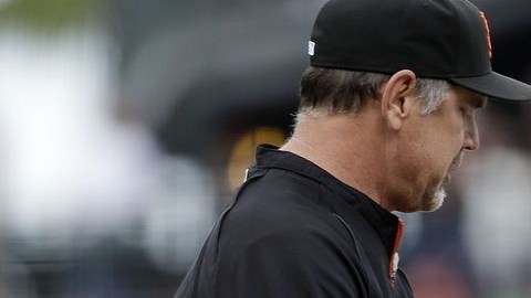 Eric Surkamp (d) es retirado del montículo por el manager Bruce Bochy que al final tuvo algo para celebrar.