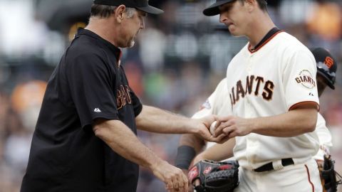 Eric Surkamp (d) es retirado del montículo por el manager Bruce Bochy que al final tuvo algo para celebrar.