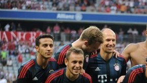 Los jugadores del Bayern Munich posan con la Copa Hoeness