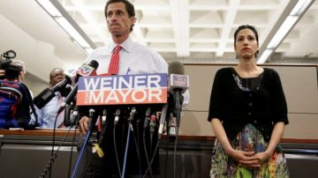 Anthony Weiner y su esposa Huma Abedin en una conferencia en la que afirmó que no retirará su candidatura a la alcaldía de NY.