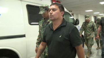 Imagen obtenida de un vídeo proporcionado por la Secretaría de Marina (SEMAR), de Miguel Ángel Treviño Morales (frente), alias "Z40", máximo líder del cártel de Los Zetas, que fue detenido la madrugada del lunes cerca de la ciudad de Nuevo Laredo, en el estado mexicano de Tamaulipas.