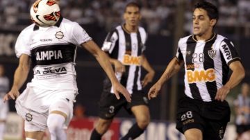 Alejandro Silva (2d), celebra el segundo gol del Olimpia ante el Atlético Mineiro de Brasil,  durante el partido de ida de la final.