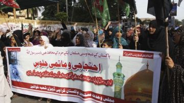 Varias mujeres chiítas participan en una manifestación contra los ataques producidos en el santuario de Sayida Zaynab (Siria).