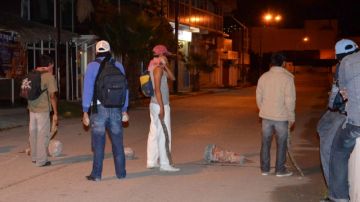 Integrantes de la policía comunitaria bloquearon, la víspera, la carretera Chilpancingo-Tlapa en demanda de la liberación de tres de sus compañeros.