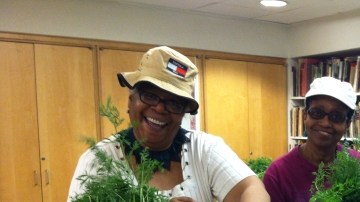 Los solicitantes pagan en efectivo por los productos empacados por voluntarios.