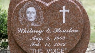 Detalle de la lápida que identifica la tumba de la cantante Whitney Houston en Nueva Jersey.