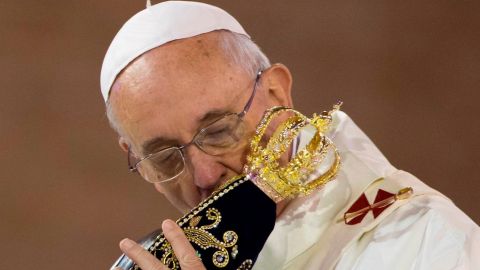 El Papa Francisco ofrece sus plegarias a la imagen de la Virgen Aparecida.