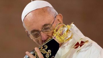 El Papa Francisco ofrece sus plegarias a la imagen de la Virgen Aparecida.